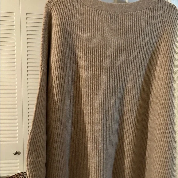 TAN LADIES SWEATER. - Picture 5 of 5